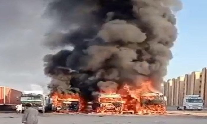نار تجتاح مركز النقل الثقيل في مدينة القرين
