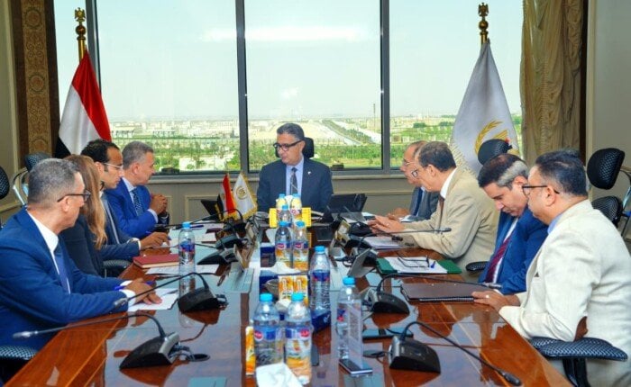 وزير التموين يراقب تحديث خطوط إنتاج مصانع السكر