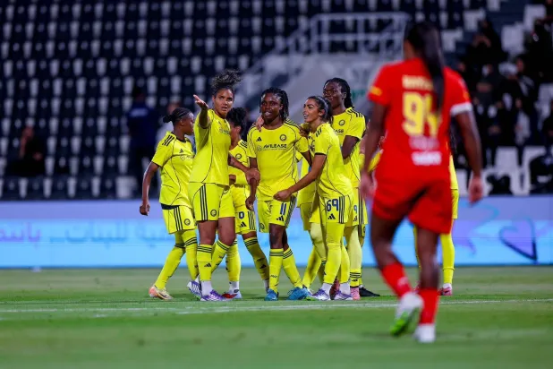 النصر يتألق ويتجاوز القادسية بثلاثية في طريقه للنهائي