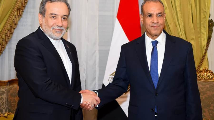 وزير الخارجية المصري يرحب بنظيره الإيراني في العاصمة 2 وزير الخارجية المصري يرحب بنظيره الإيراني في العاصمة