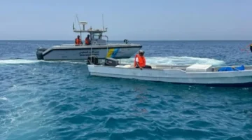 نجاح حرس الحدود بجدة في إنقاذ مواطنين علقوا في البحر بعد تعطل قاربهما