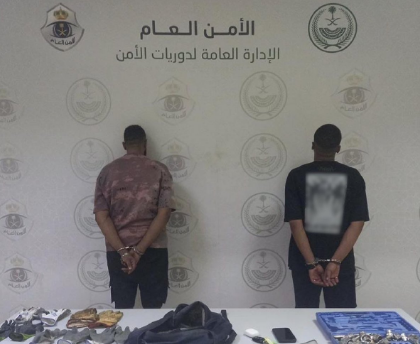 الإطاحة بمقيم ومخالف لاستيلائه على قطع غيار من مركبتين