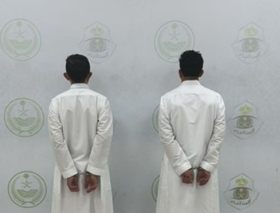 الشرطة تضبط مقيمين يحاولون التسليح بشكل غير قانوني في مكان عام