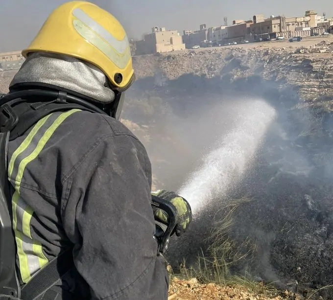 سيطرة فرق الدفاع المدني بالرياض على حريق كبير في الأعشاب