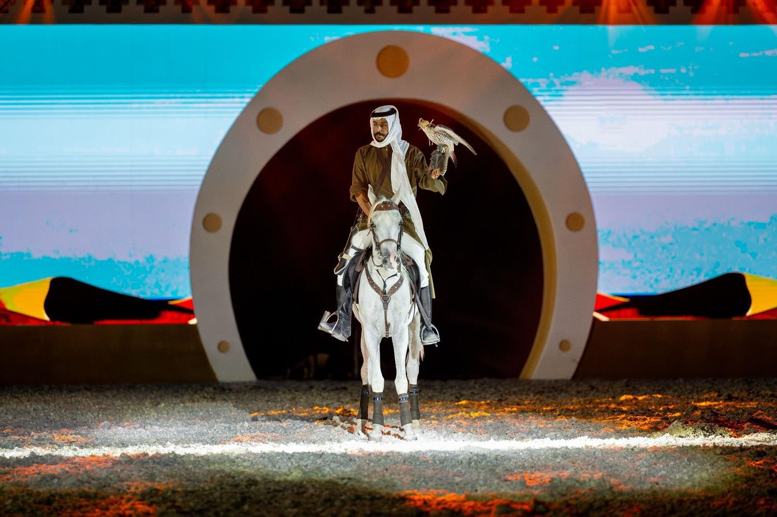أكتوبر: بداية موسم الفخامة مع معرض الصقور والصيد الدولي وسباق الملواح