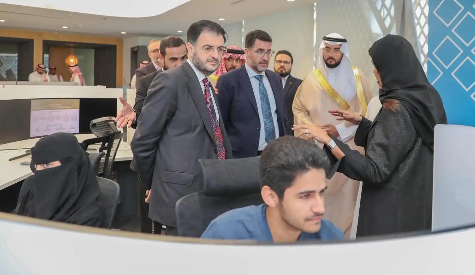 تعزيز الشراكات الرقمية: الوزير السوري يتفقد مركز ‘كود’ في السعودية