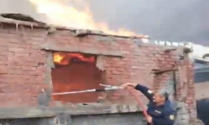 إطفاء حريق مفاجئ في مزرعة أبقار بأبوحماد