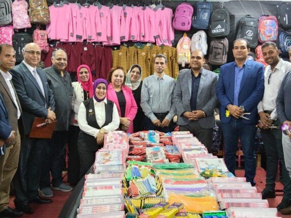 معرض خيري لتوفير الملابس للطلاب الأيتام والمحتاجين في كفر الشيخ