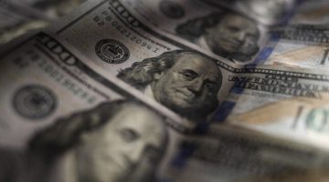 الدولار يرتفع إلى 48.46 جنيه بعد خفض سعر الفائدة في البنك المركزي