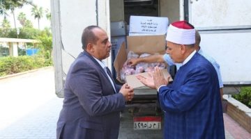 توزيع لحوم الأضاحي على الأسر المحتاجة في كفر الشيخ