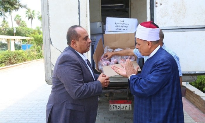 توزيع لحوم الأضاحي على الأسر المحتاجة في كفر الشيخ