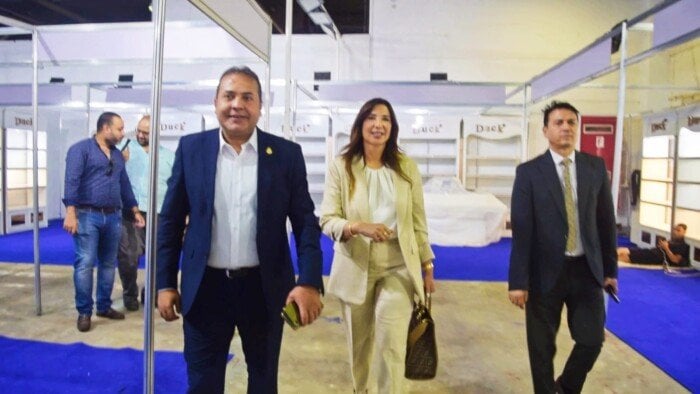 جولة لجنة سيدات الأعمال في جناح الحرف اليدوية بمعرض أهلا مدارس بمدينة نصر