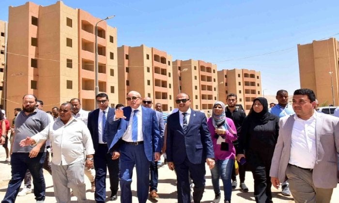 محافظ الأقصر يزور مشاريع الإسكان ويدعو لتسليمها بسرعة