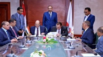 محافظ سوهاج والبنك الأهلي يعززان الشراكة لدعم الاستثمار في المحافظة