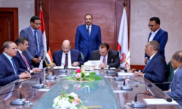 محافظ سوهاج والبنك الأهلي يعززان الشراكة لدعم الاستثمار في المحافظة