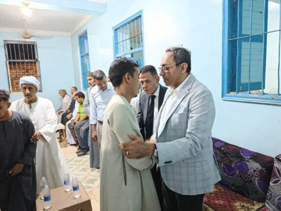 محافظ قنا يعزي أسرة المهندس خالد جهلان الذي فقد حياته أثناء حملة إزالة