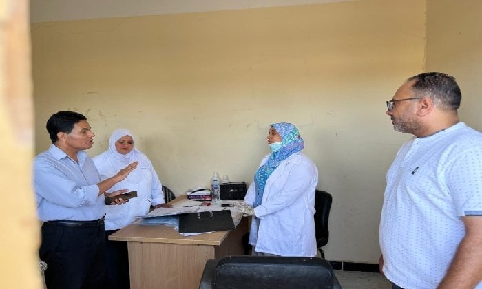 مدير صحة الأقصر يتابع نجاح القوافل الطبية ومبادرة الصحة للجميع