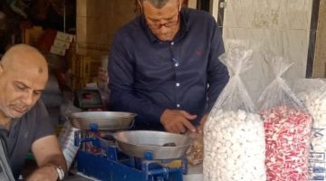 مصادرة كميات ضخمة من الحلويات والسلع غير المعروفة في كفر الشيخ