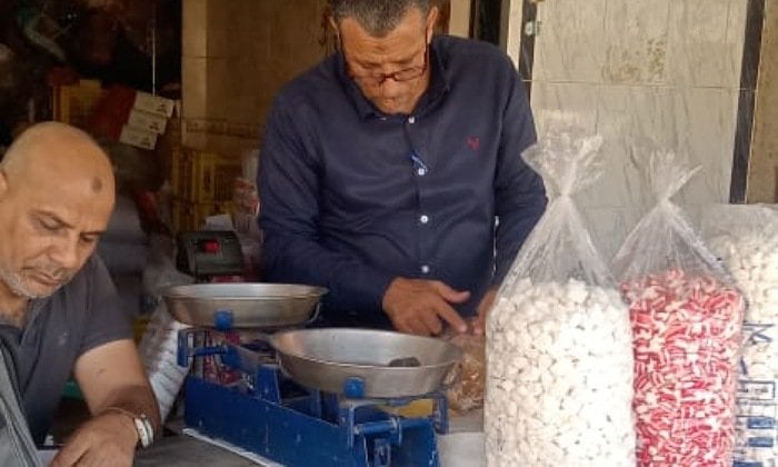 ضبط كميات كبيرة من الحلويات والسلع المجهولة في كفر الشيخ