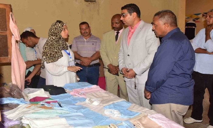 نائب محافظ الأقصر يزور مركز الحرف التراثية ويشيد بالتدريبات