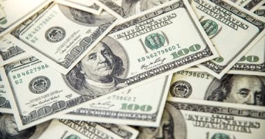 سعر الدولار يواصل التراجع مقابل الجنيه في منتصف تعاملات اليوم