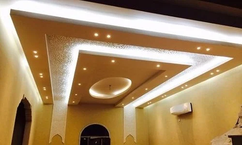 معلم جبس بالرياض يكشف الفرق بين الجبس العادي والجبس بورد وأيهما الأفضل للتشطيبات الحديثة