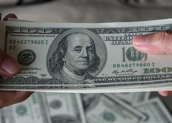 تراجع سعر الدولار في البنك الأهلي مع بدء عودة العمل وتأثيرات السوق المالية المتجددة