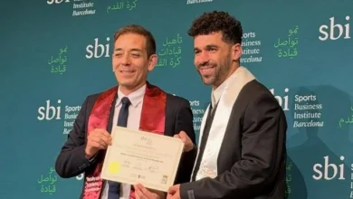 عبد الله السعيد يحتفل بحصوله على درجة الماجستير في برشلونة ويشارك فرحته