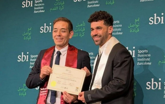 عبد الله السعيد يحتفل بحصوله على درجة الماجستير في برشلونة ويشارك فرحته