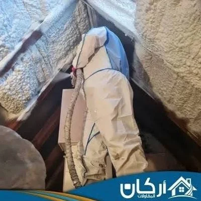 كيف يحمي عزل الفوم مباني الرياض من حرارة الصيف والتسرب ويزيد كفاءة التبريد