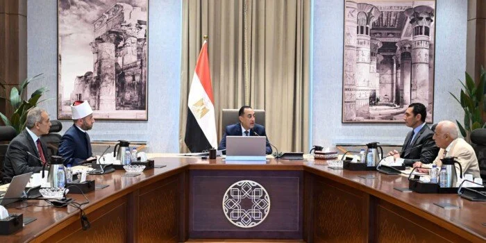 رئيس الوزراء يبحث الحلول المقترحة لأرض نادي الزمالك التابعة للأوقاف