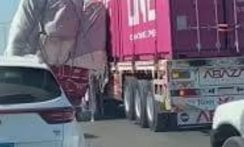 شاهد الفيديو الذي أصاب المصريين بالحيرة يكشف حقيقة إنقاذ شاحنة أخرى من الانقلاب
