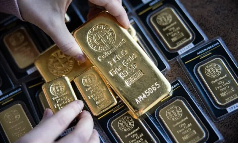 هبوط الذهب 1% مع بداية الأسبوع والفضة تثبت عند 58 دولاراً للأونصة