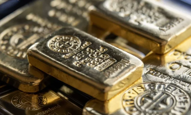الذهب يقترب من 4400 دولار مع تزايد عمليات الشراء الفني
