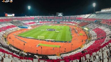 لاعبو الزمالك يهتفون لجماهيرهم بقميصين يحملان الرقم 1 قبل لقاء الاتحاد السكندري