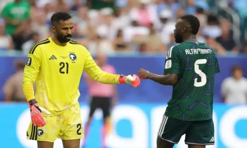 العويس يرفع كأس خليجي وسط ممر شرفي قبل كلاسيكو الهلال والاتحاد