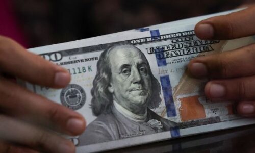 سعر الدولار مقابل الجنيه يتغير بشكل متباين في منتصف تعاملات الأحد