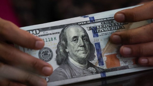 سعر الدولار مقابل الجنيه يتغير بشكل متباين في منتصف تعاملات الأحد