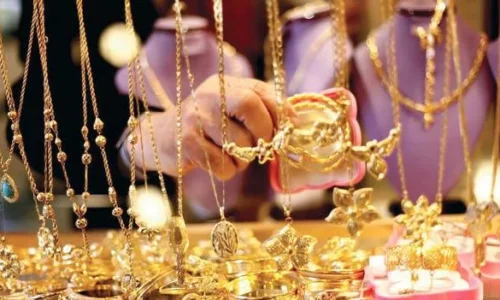 سعر الذهب يتراجع بقوة اليوم الاثنين في منتصف التعاملات