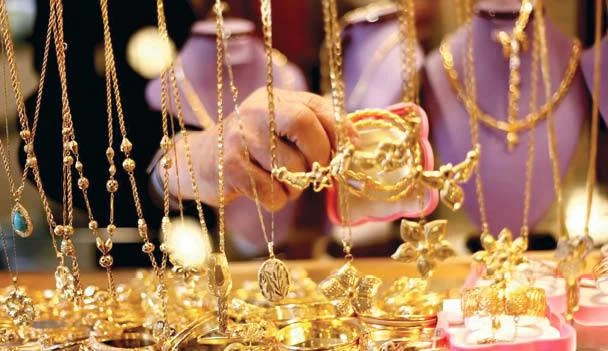 سعر الذهب يتراجع بقوة اليوم الاثنين في منتصف التعاملات