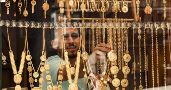 سعر ذهب عيار 24 ينخفض إلى 7030 جنيهاً اليوم الأحد